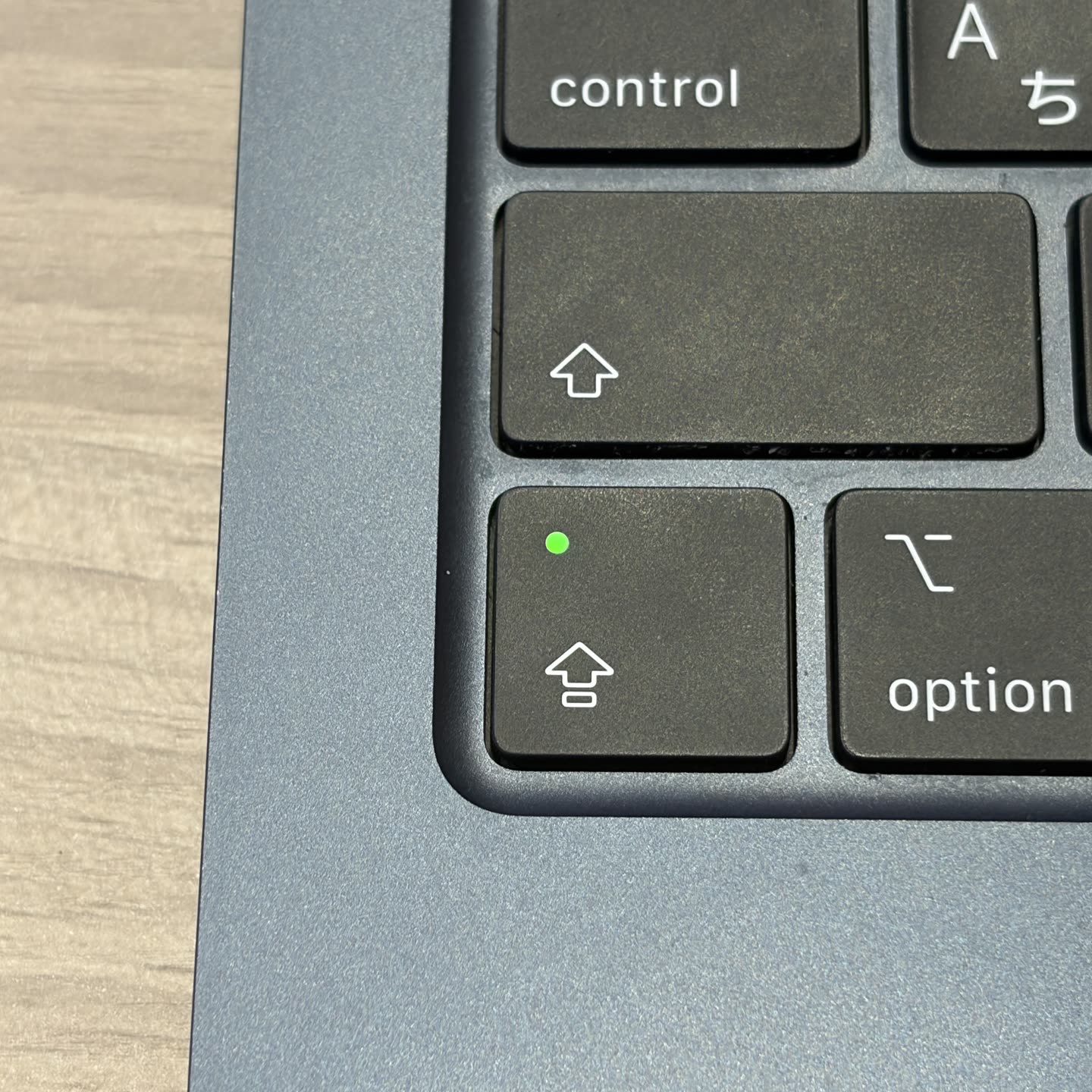 Caps LockのLEDが点灯しているキーボード