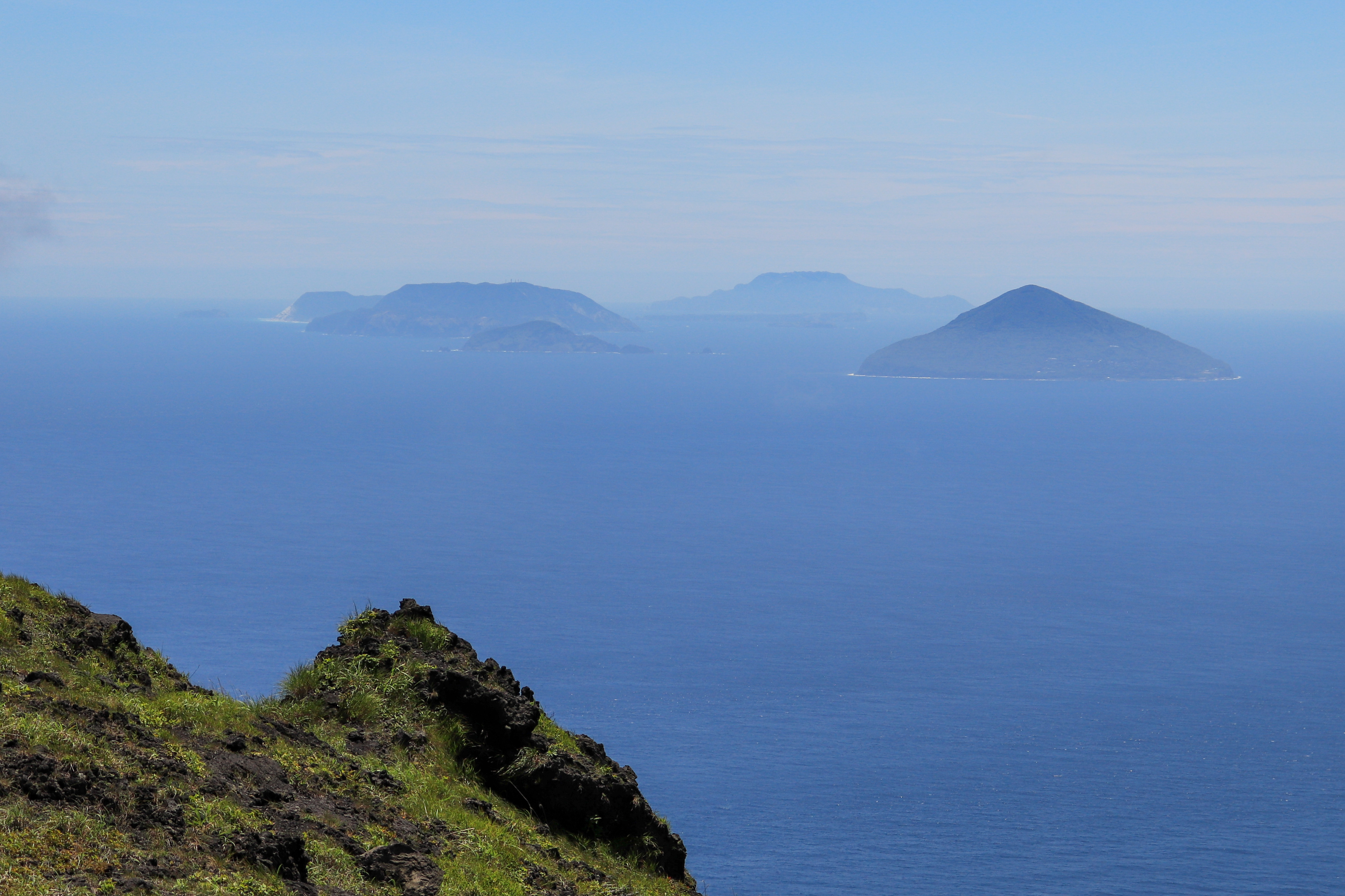 海越しに島々を望む山の風景