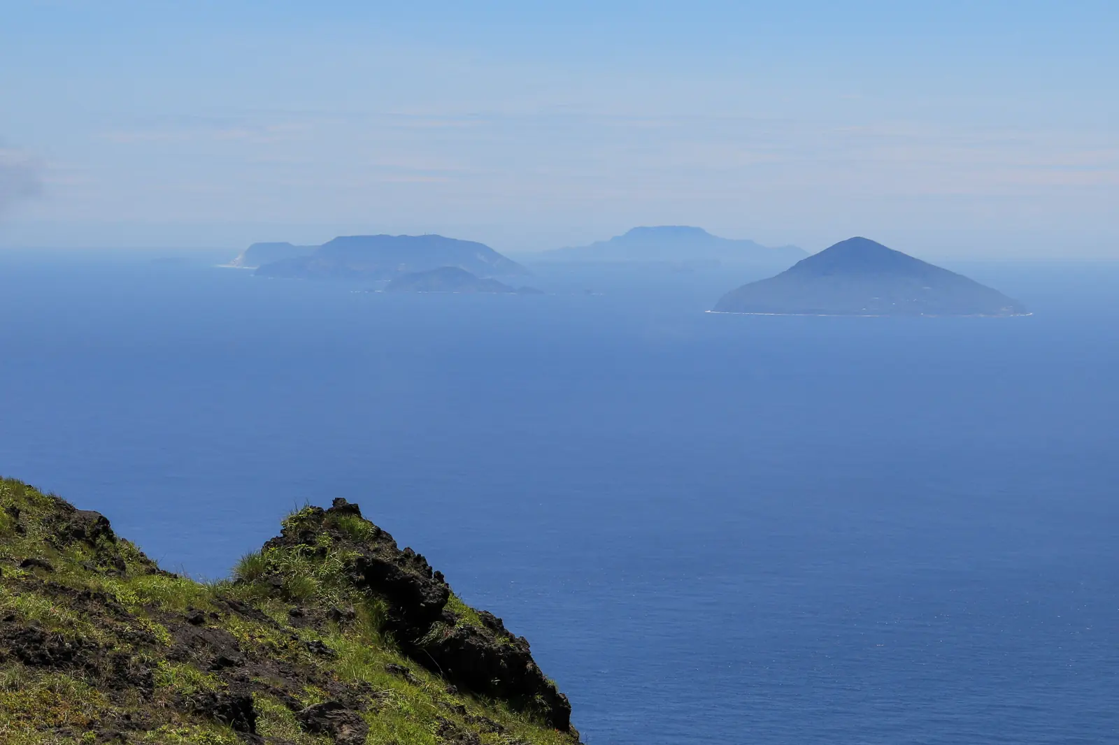 海越しに島々を望む山の風景